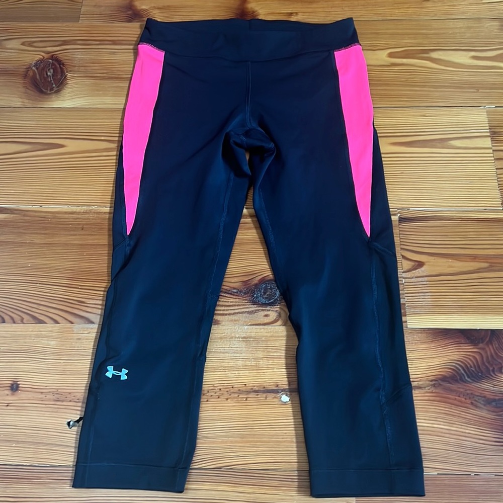 Under Armor workout tights. Fits true to size. Good condition